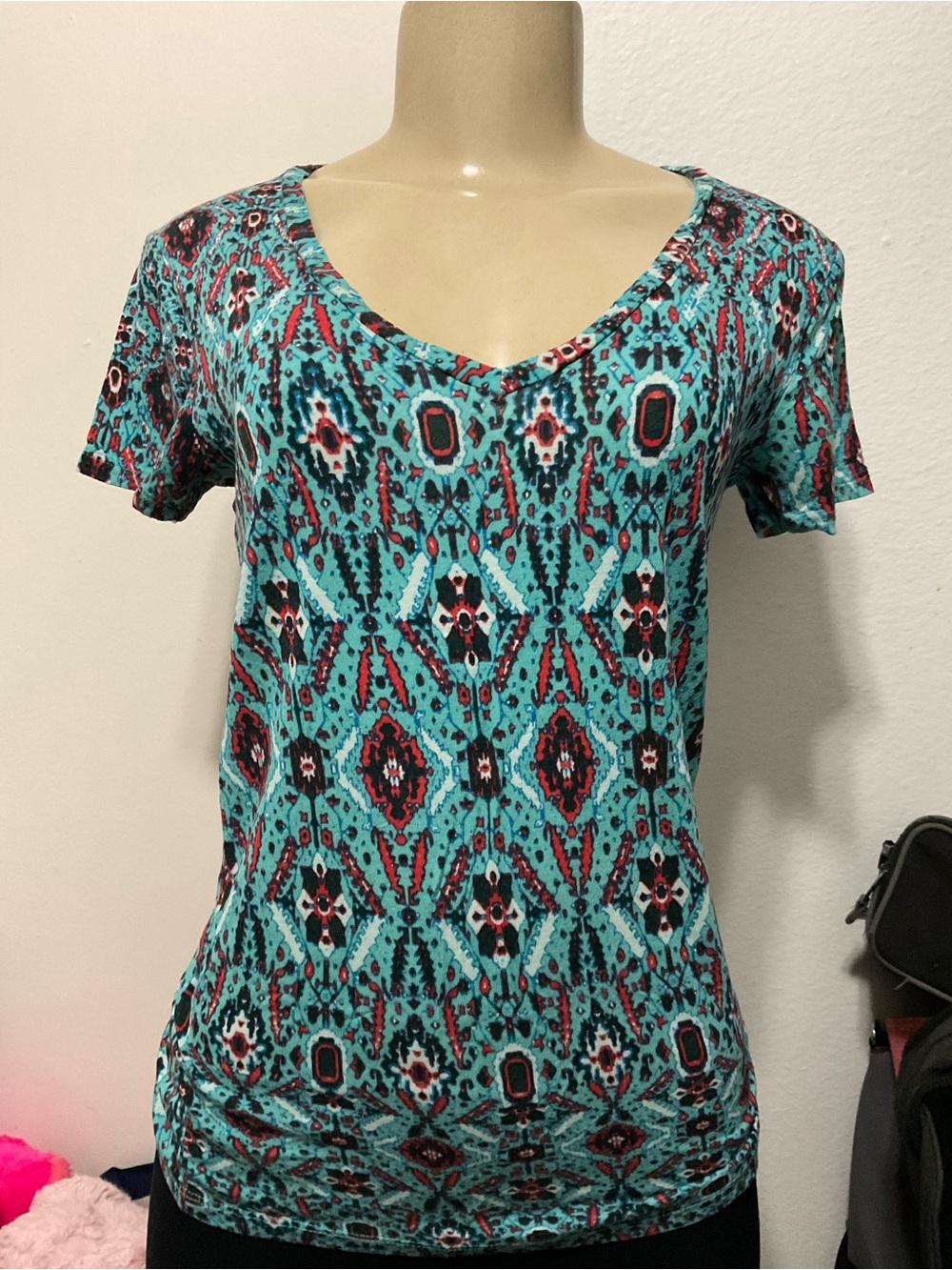 Mudd women's Teal Patterned V-Neck Top size M